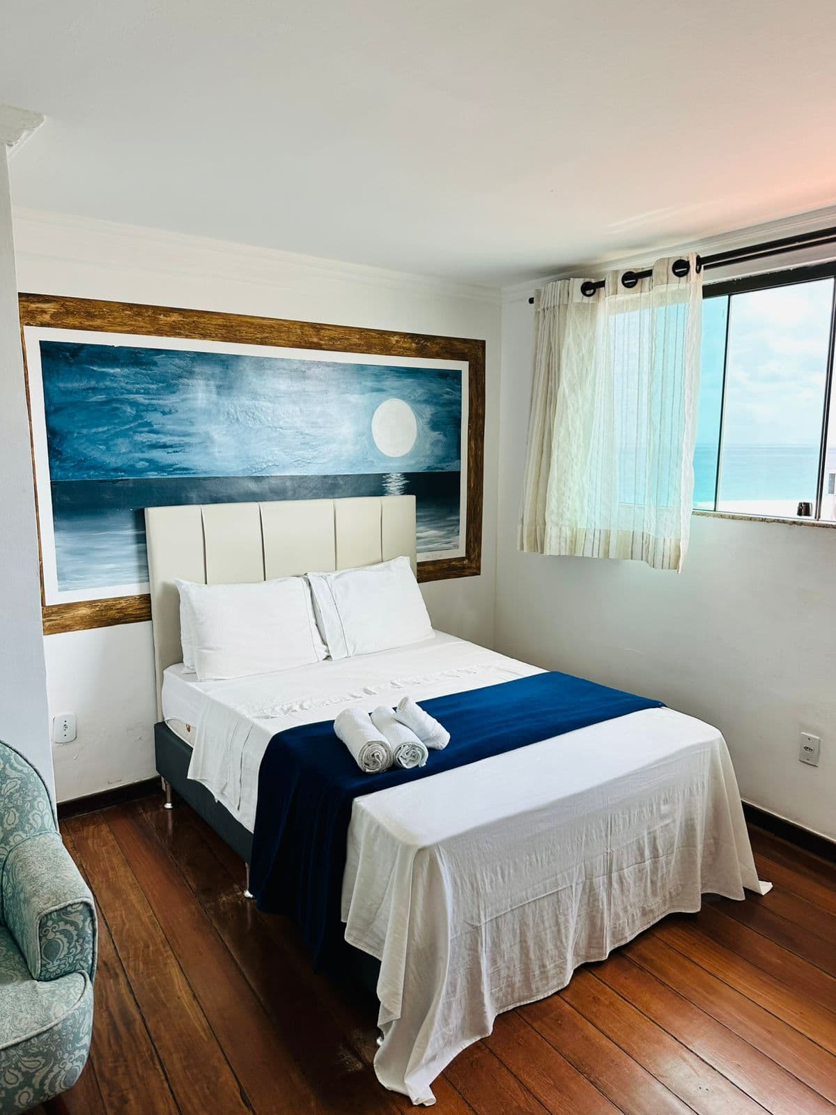 Ilha do Farol - Perfeita para quem deseja acordar com o som das ondas, a Suíte Ilha do Farol oferece uma experiência única de descanso e conexão. Com decoração minimalista, o ambiente é aconchegante, bem iluminado e pensado para casais que buscam tranquilidade sem abrir mão do conforto. Sua localização privilegiada proporciona uma das vistas mais bonitas da hospedagem, especialmente ao entardecer.